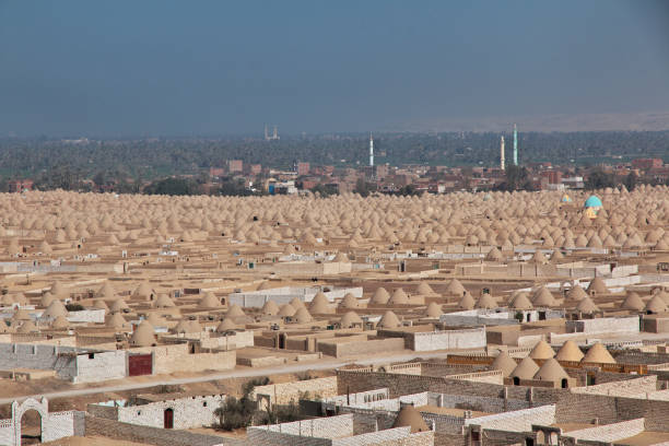 antiguo cementerio en amarna, egipto, áfrica - amarna fotografías e imágenes de stock