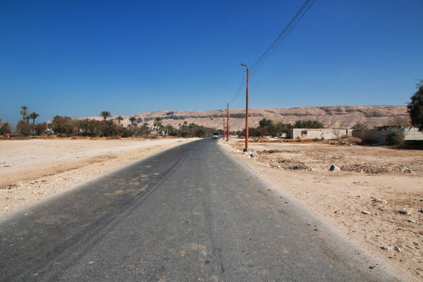 carretera en el desierto del sahara en amarna, egipto, áfrica - amarna fotografías e imágenes de stock