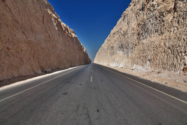 carretera en el desierto del sahara en amarna, egipto, áfrica - amarna fotografías e imágenes de stock