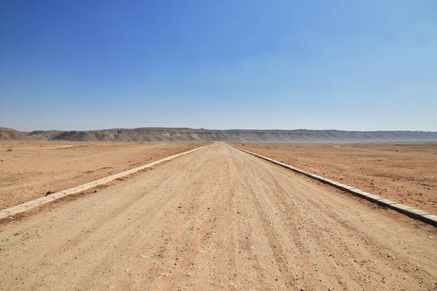 carretera en el desierto del sahara en amarna, egipto, áfrica - amarna fotografías e imágenes de stock