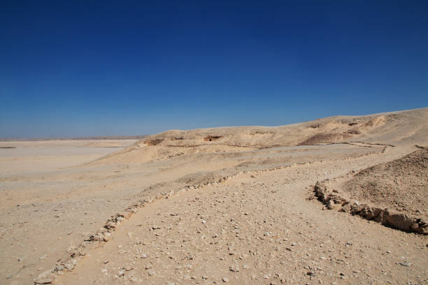 carretera en el desierto del sahara en amarna, egipto, áfrica - amarna fotografías e imágenes de stock