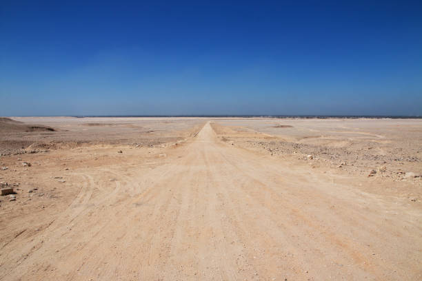 carretera en el desierto del sahara en amarna, egipto, áfrica - amarna fotografías e imágenes de stock