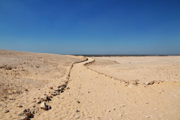 carretera en el desierto del sahara en amarna, egipto, áfrica - amarna fotografías e imágenes de stock