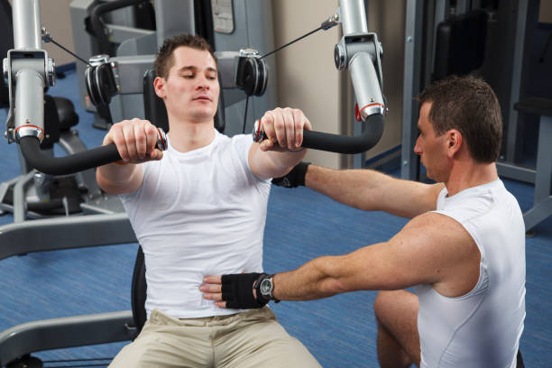 Trening ramion na sprzęcie do ćwiczeń dla zdrowia, dobrego samopoczucia i fitness na siłowni. – zdjęcie