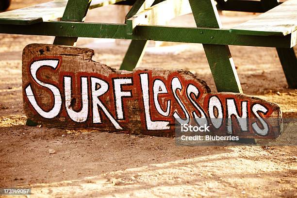 Lezioni Di Surf - Fotografie stock e altre immagini di Educazione - Educazione, Frangente, Acqua