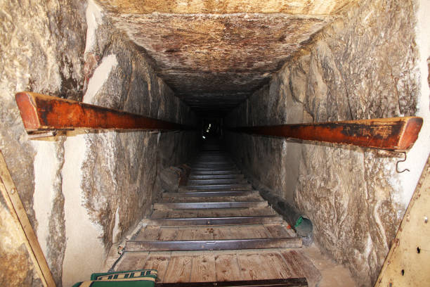 interno della piramide a dahshur, deserto del sahara, egitto - snofru foto e immagini stock
