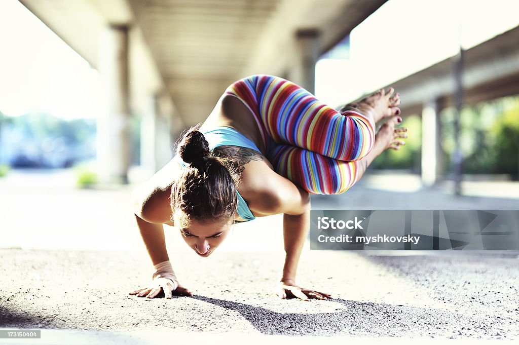 Yoga (Parsva Bakasana) - Foto de stock de 20-24 años libre de derechos