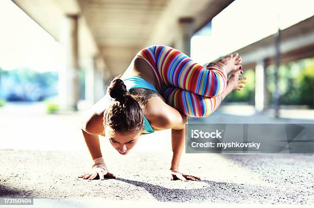 Yoga Foto de stock y más banco de imágenes de 20-24 años - 20-24 años, Actividad, Adulto