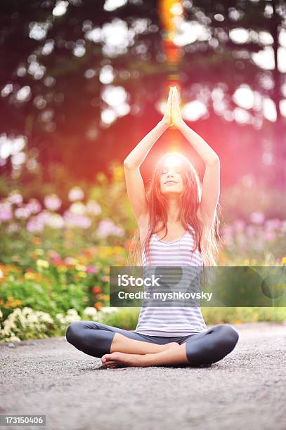Yoga Ejercicio Foto de stock y más banco de imágenes de Chakra - Chakra, Meditar, Adulto