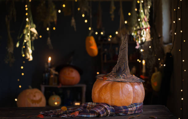abóboras de halloween em mesa de madeira velha em decorações de halloween de fundo - witch smiling evil bizarre - fotografias e filmes do acervo