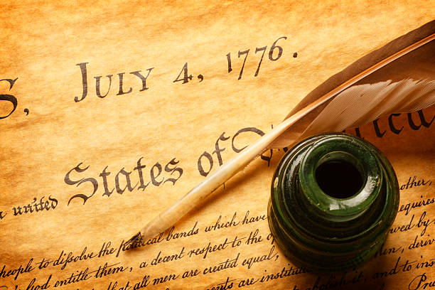 gęsie i inkwell na wierzchu deklaracja niepodległości - declaration of independence independence fourth of july american revolution zdjęcia i obrazy z banku zdjęć