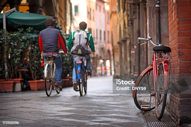 Photo libre de droit de Deux Personnes Le Vélo À Pise Italie banque d'images et plus d'images libres de droit de Faire du vélo - Faire du vélo, Pise, Vélo