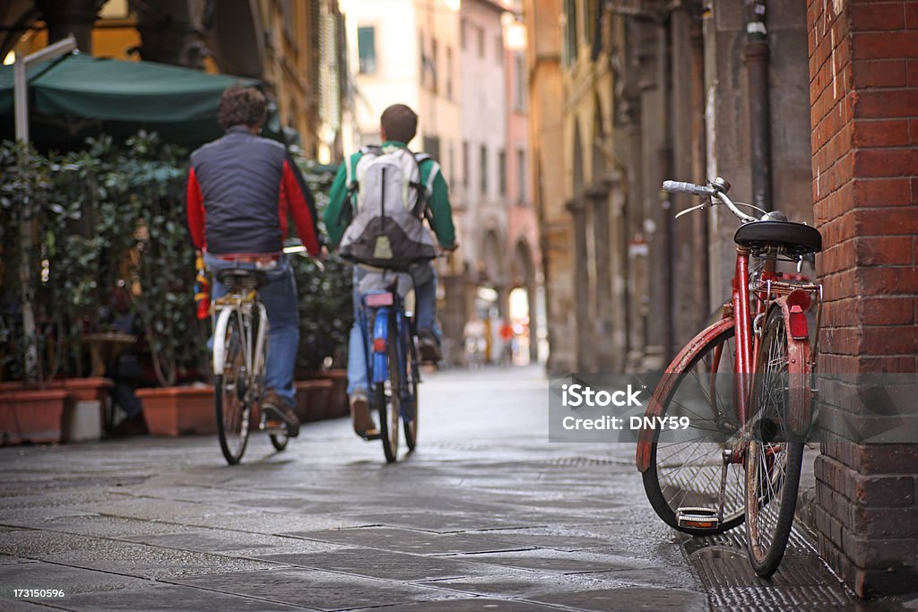 Due persone in bicicletta di Pisa, Italia - Foto stock royalty-free di Bicicletta