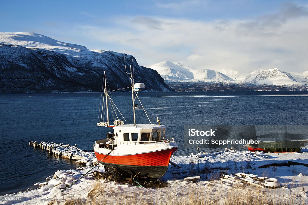 Rotes Fischerboot im Lyngenfjord Norwegen - 로열티 프리 겨울 스톡 사진