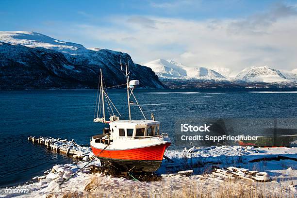 Rotes Fischerboot Im Lyngenfjord Norwegen 겨울에 대한 스톡 사진 및 기타 이미지 - 겨울, 경관, 극지 기후