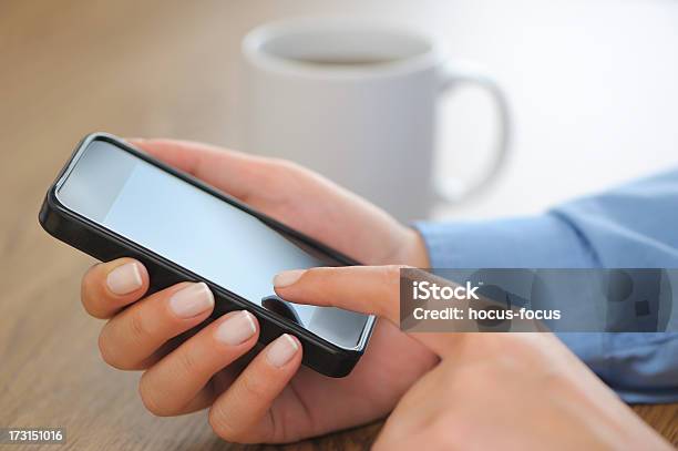 Foto de Usando Telefone Inteligente e mais fotos de stock de Adulto - Adulto, Café - Bebida, Camisa