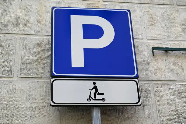 Sign indicating parking reserved for scooters on a street in Pisa