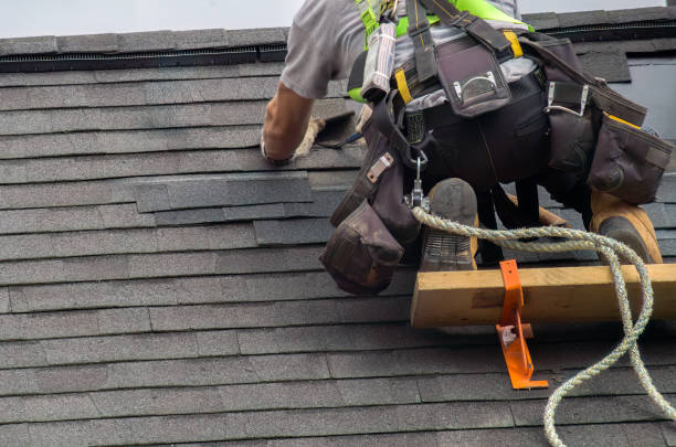 dachdecker bauarbeiter sorgt für die wartung des daches mit sicherungsseil - dachschindel stock-fotos und bilder