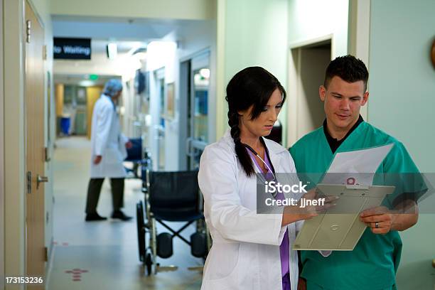 Infermiere Al Lavoro - Fotografie stock e altre immagini di Bellezza - Bellezza, Bianco, Camice da medico