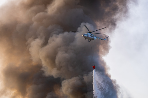 Firefighting helicopter performing extinguishing operations