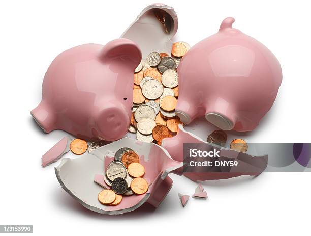 Foto de Broken Piggy Bank e mais fotos de stock de Quebrado - Quebrado, Cofre de porquinho, Figura para recortar