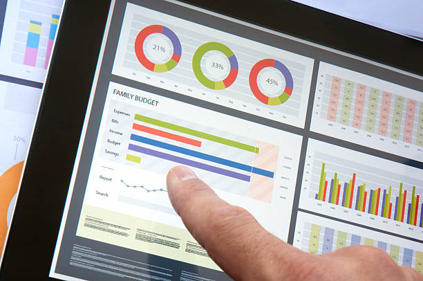 istock Family Report on Tablet 173155305