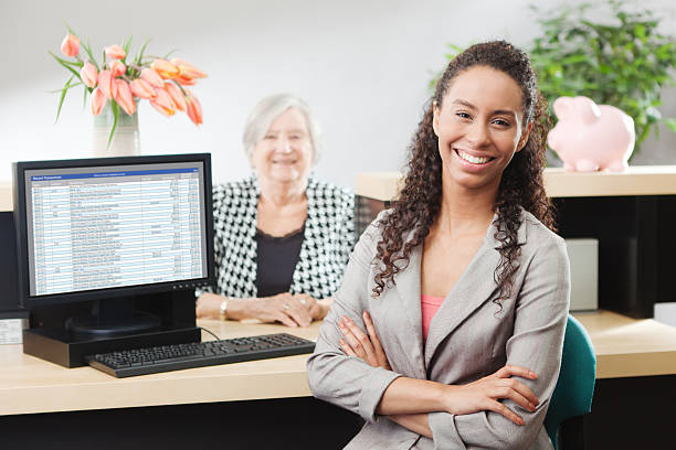 cliente feliz com dinheiro no balcão de banco de janela - bank bank teller customer banking imagens e fotografias de stock