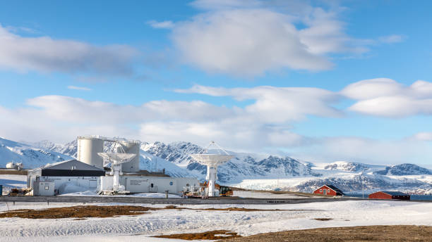 ny-alesund, svalbard - 25 maggio 2019: la stazione di ricerca e satellitare della nasa, svalsat, a ny alesund, svalbard. parte della divisione di scienza e astrobiologia spaziale della nasa - arctic station snow science foto e immagini stock