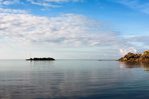Yate anclado en la entrada de Porthcressa, St. Mary's, Islas Sorlingas, Cornualles, Inglaterra, Reino Unido, en una mañana tranquila y tranquila photo
