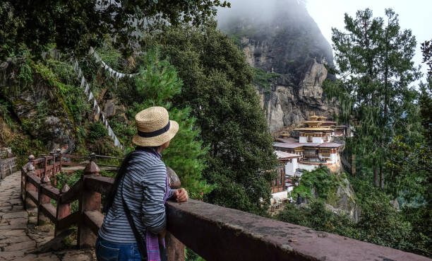 монастырь такцанг (гнездо тигра) в бутане - taktsang monastery фотографии стоковые фото и изображения