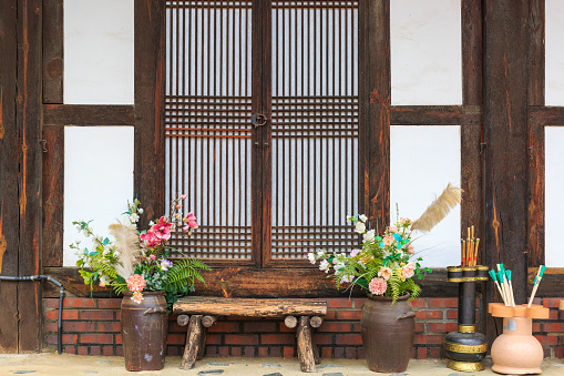 The Korean Traditional Hanok's Window and the Pattern of Hanji Pansal