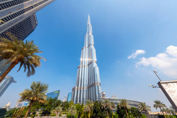 low angle view of the burj khalifa skyscraper, the tallest building in the world, in the commercial downtown district of dubai, united arab emirates. - burj khalifa imagens e fotografias de stock