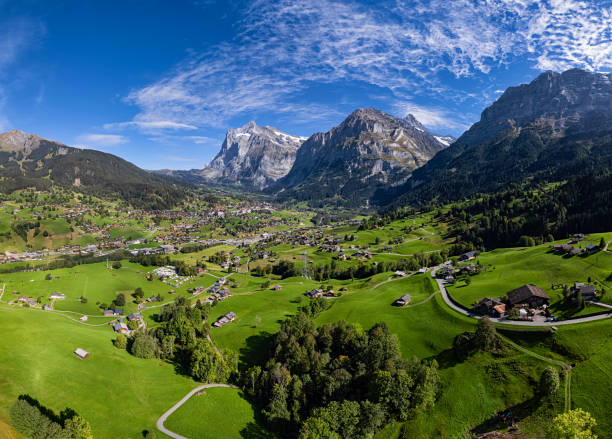 panorama aérien du village de montagne de grindelwald, oberland bernois, suisse. - jungfrau region photos et images de collection