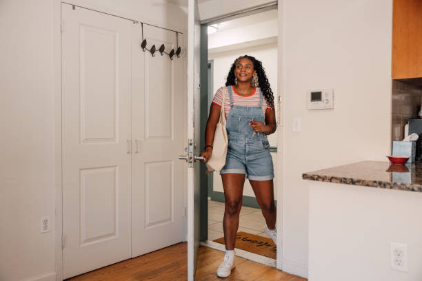 istock Woman back home from grocery shopping 1731833713