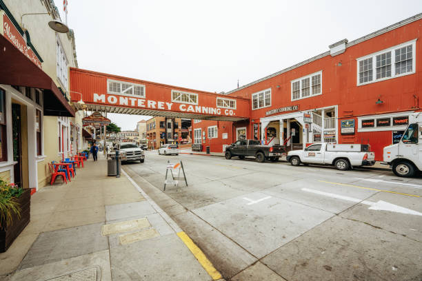 monterey canning company in einer historischen cannery row, innenstadt von monterey, kalifornien - monterey california monterey county cannery row stock-fotos und bilder