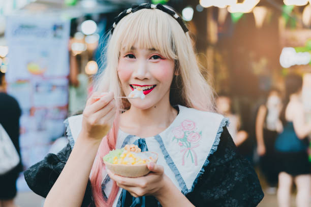istock Coconut ice cream in coconut shell in woman hand. 1731893369
