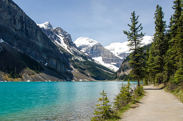 istock Chateau Lake Louise Trail 173193051