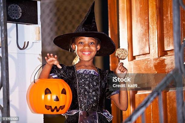 Photo libre de droit de Petite Fille En Costume Dhalloween Avec Bonbons De Pomme banque d'images et plus d'images libres de droit de Halloween