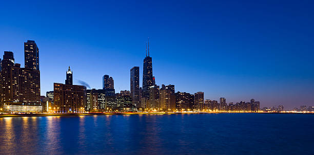 vista panorámica del norte de chicago skyline at dusk - chicago skyline antenna panoramic fotografías e imágenes de stock