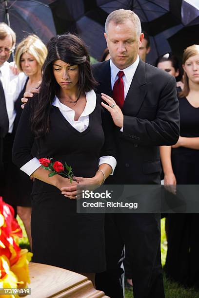 Família Em Um Funeral - Fotografias de stock e mais imagens de Enlutado - Enlutado, Funeral, Apoio