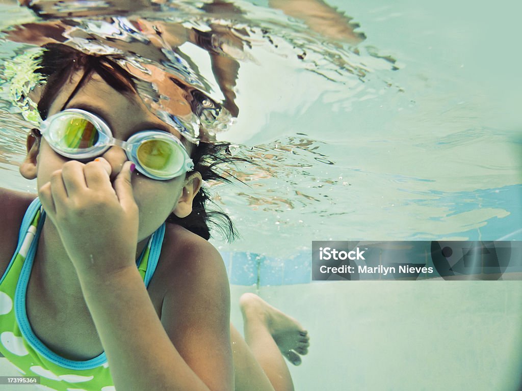 Niños nadar bajo el agua - Foto de stock de Natación libre de derechos