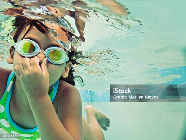 Niños Nadar Bajo El Agua Foto de stock y más banco de imágenes de Natación - Natación, Niño, Seguridad