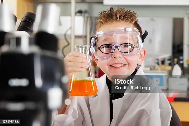Foto de Estudantes Em Um Laboratório e mais fotos de stock de Aula de Química - Aula de Química, Criança, Química