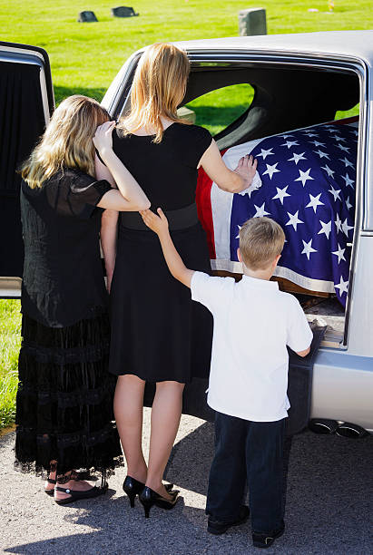 grieving familie bei einer beerdigung - military funeral armed forces family stock-fotos und bilder