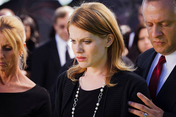 familia en un funeral - graveside service fotografías e imágenes de stock