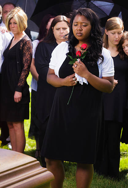 mujer en un funeral - graveside service fotografías e imágenes de stock