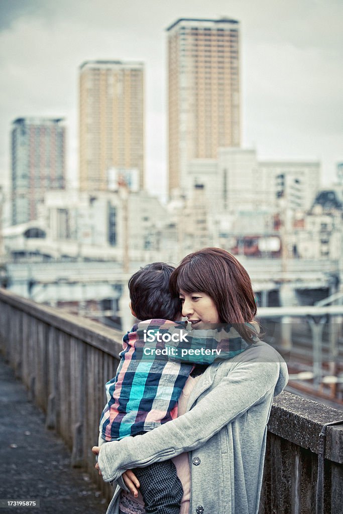 Madre e figlio in città - Foto stock royalty-free di Appartamento