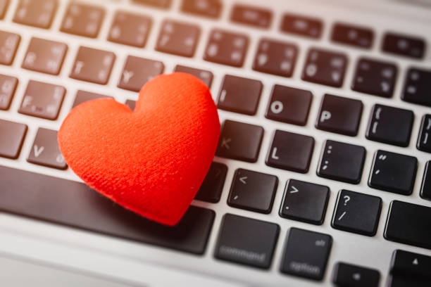 czerwone serce na klawiaturze laptopa flirt miłosny czat lub kochanek komunikator tekstowy online na randkę spotkania - casanova zdjęcia i obrazy z banku zdjęć
