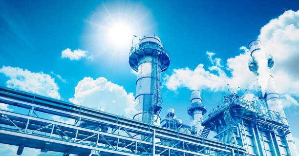 gud-kraftwerk aus der öl- und gas-thermodampfsystem-energieerzeugerindustrie auf blauem himmel futuristischer farbeffekt - kraftwerk stock-fotos und bilder