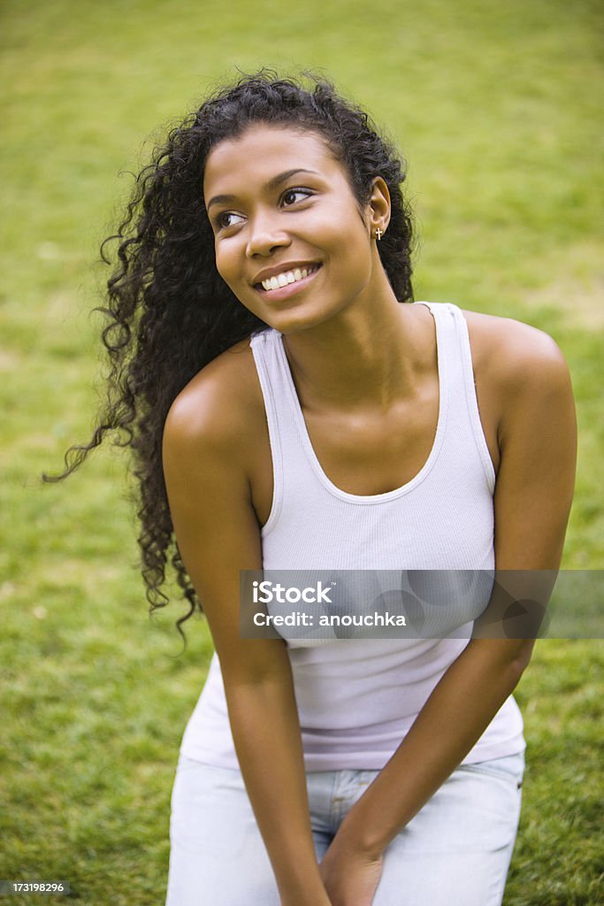 Feliz Jovem mulher sentada na grama - Foto de stock de 20 Anos royalty-free